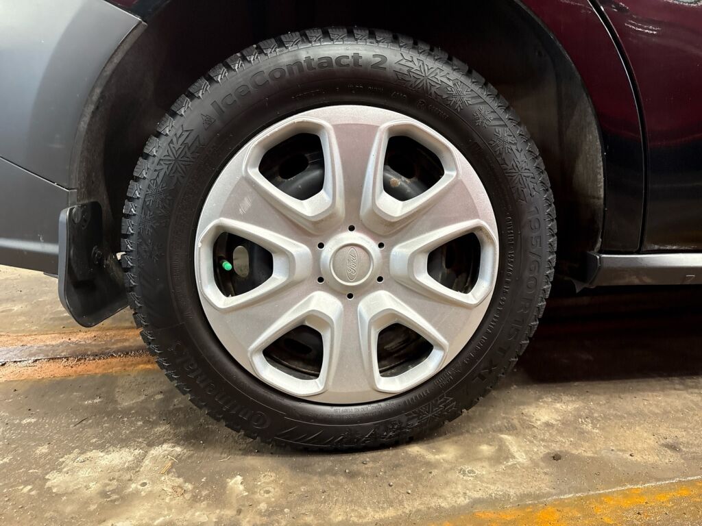 Ford Transit Courier 2019 Musta