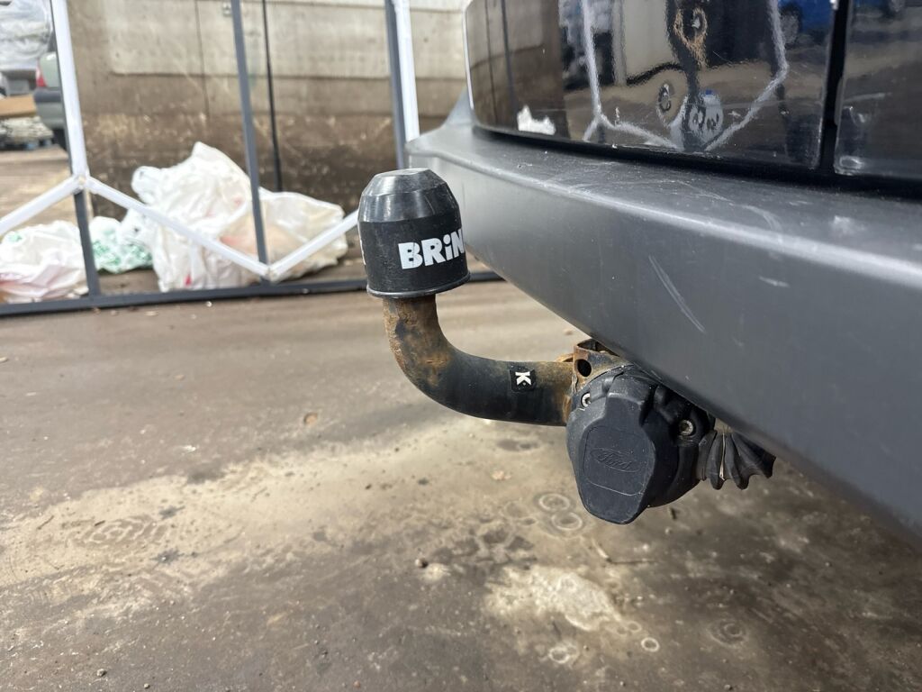 Ford Transit Courier 2019 Musta