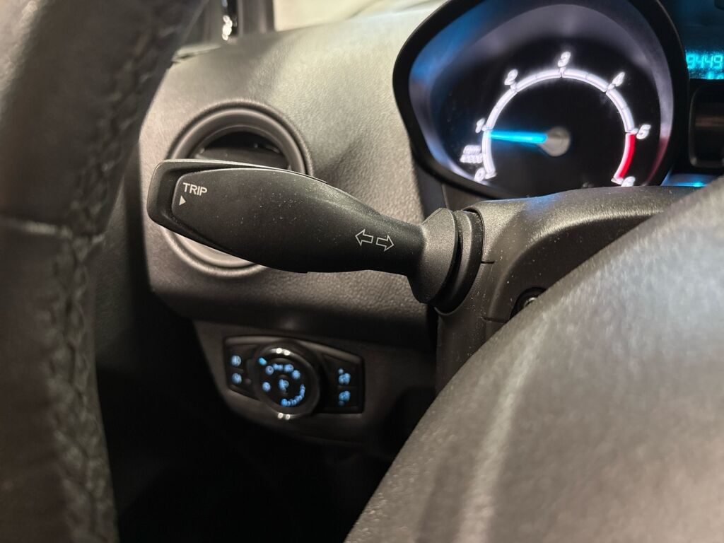 Ford Transit Courier 2019 Musta