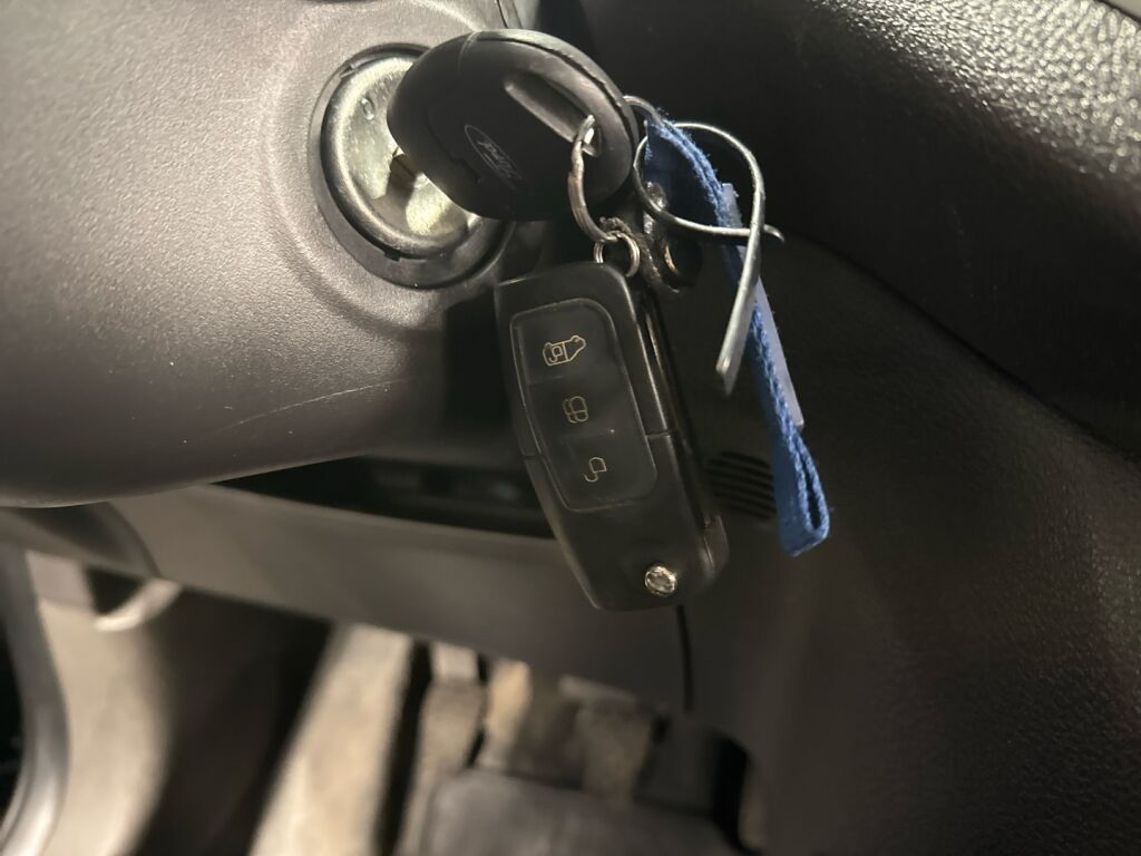 Ford Transit Courier 2019 Musta