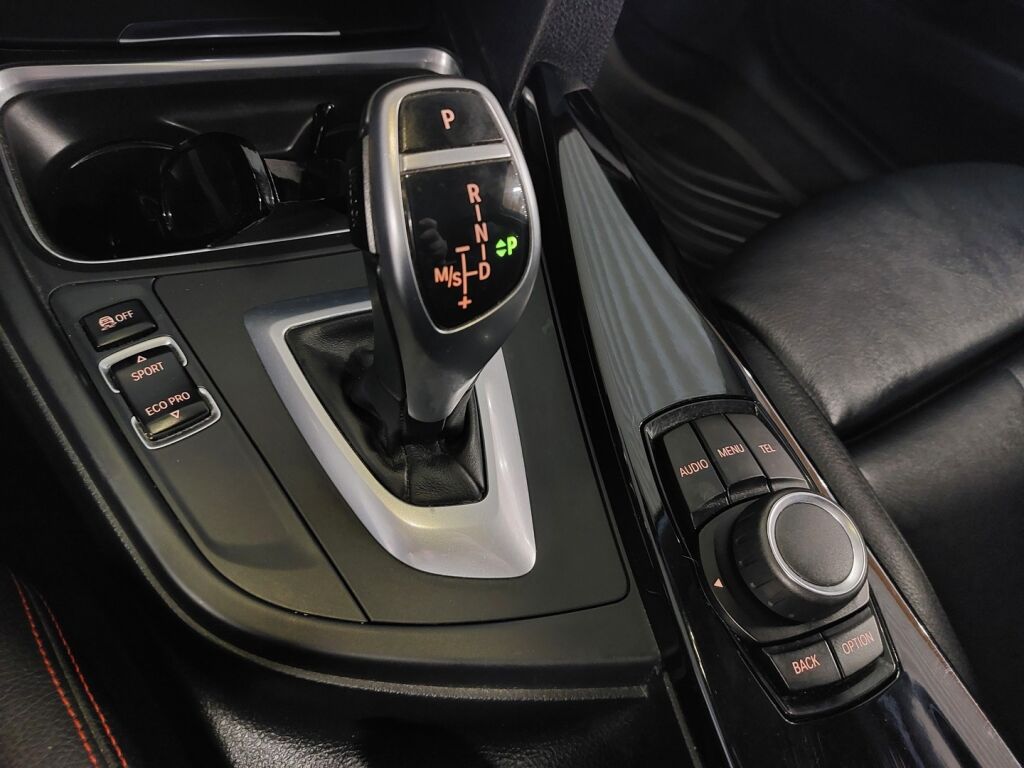 BMW 320 2012 Punainen