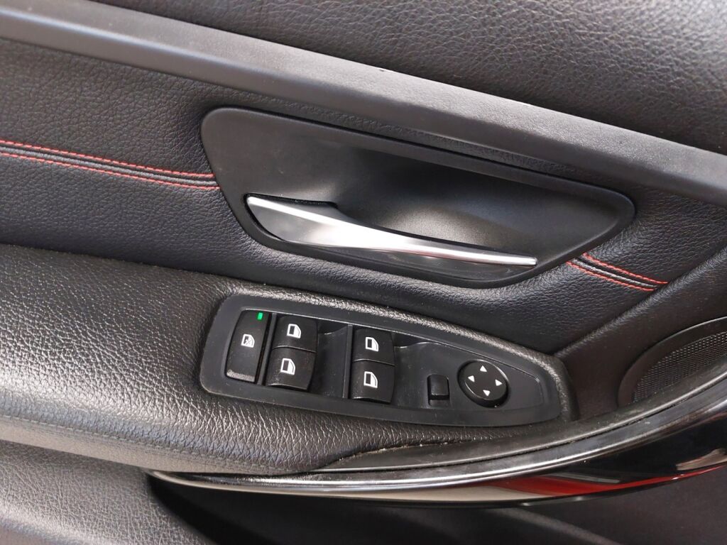 BMW 320 2012 Punainen