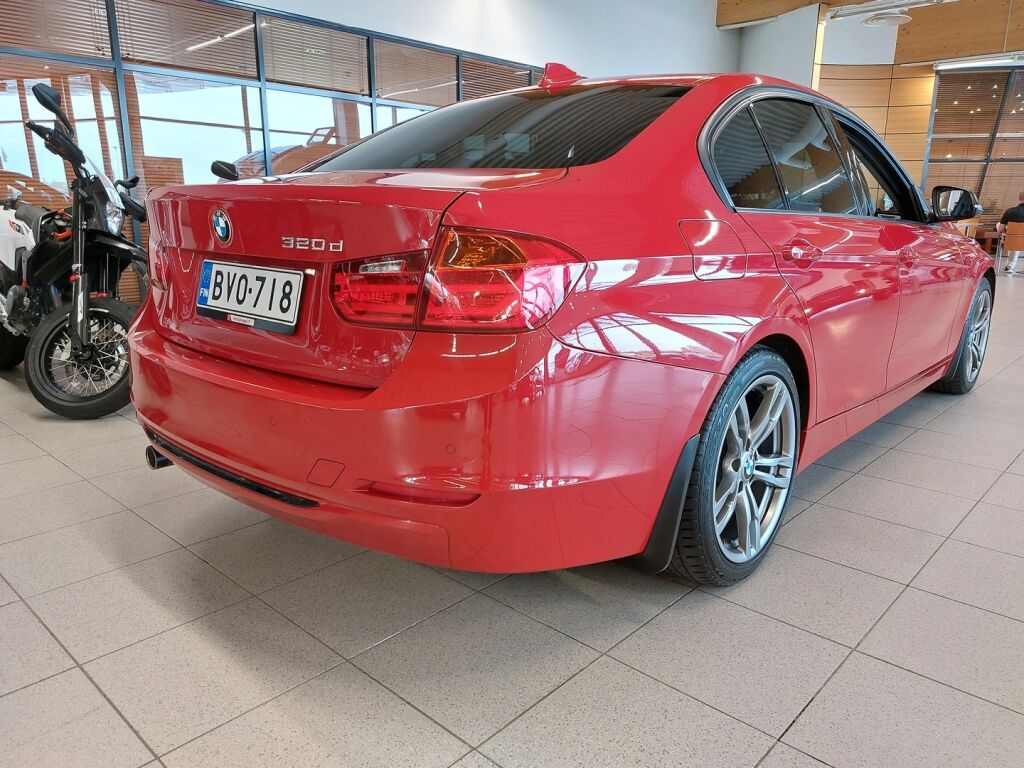 BMW 320 2012 Punainen