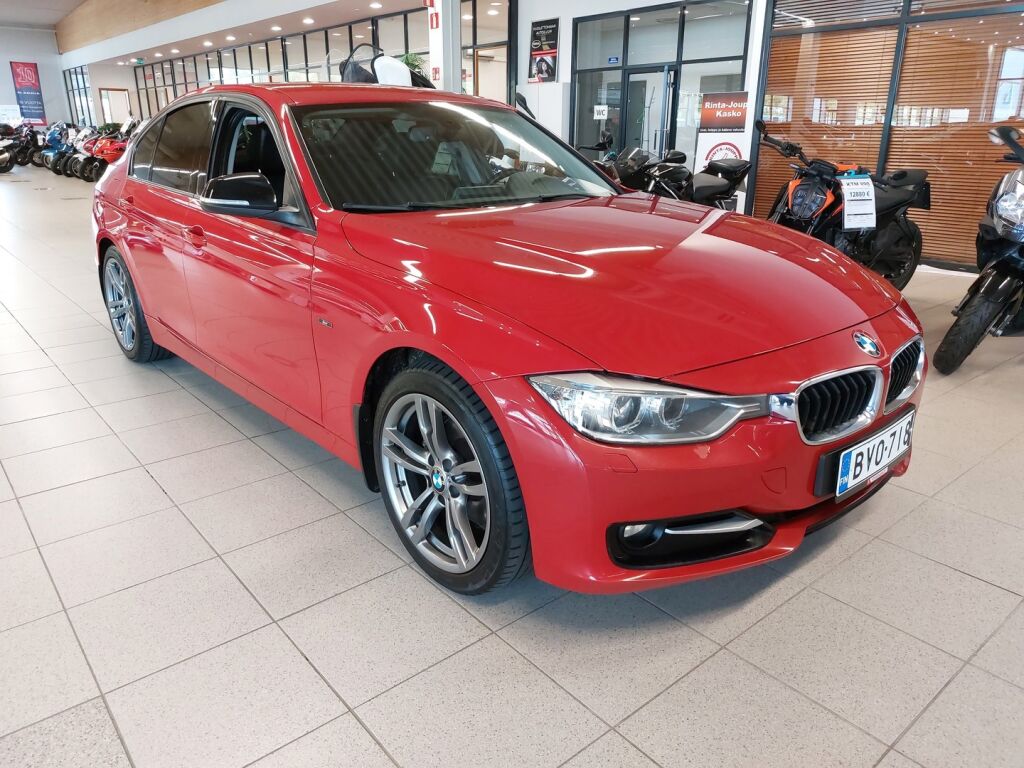BMW 320 2012 Punainen
