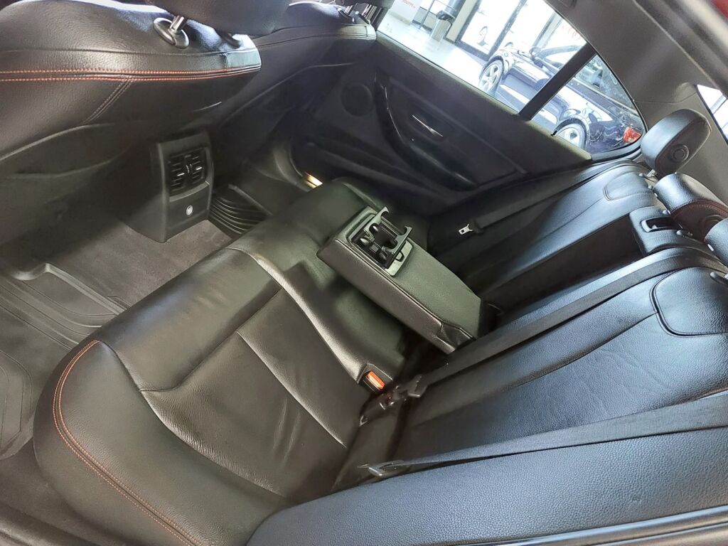 BMW 320 2012 Punainen