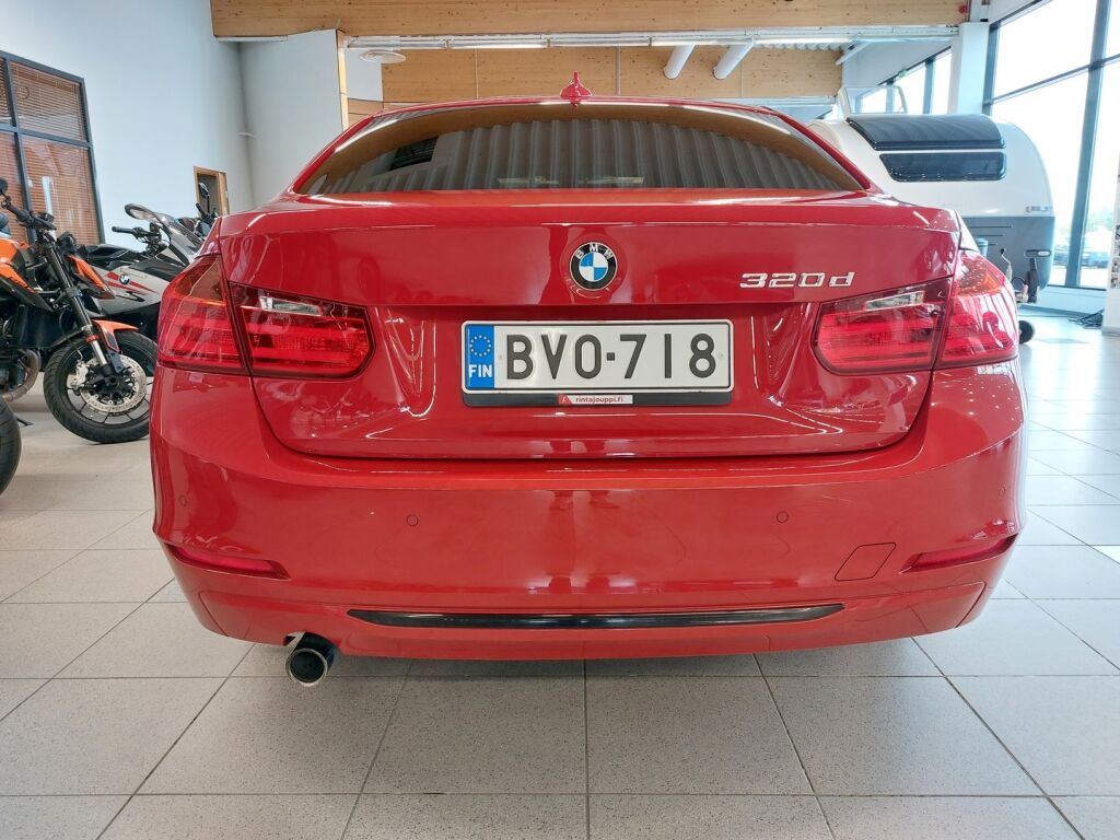 BMW 320 2012 Punainen