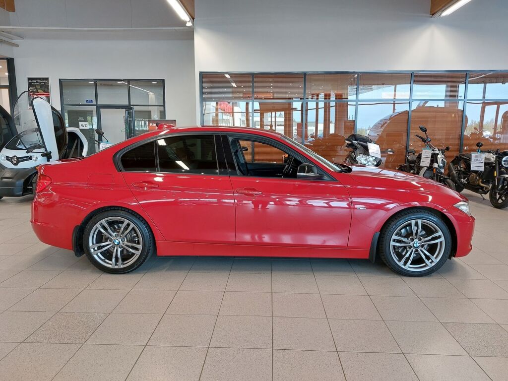 BMW 320 2012 Punainen