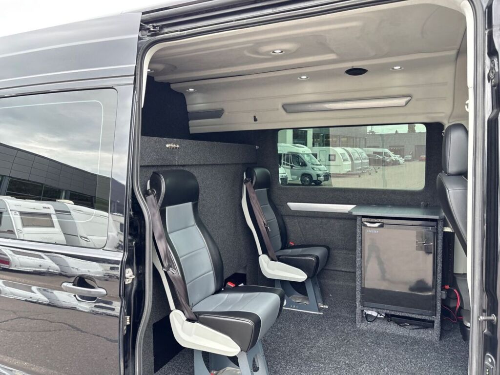 Volkswagen Crafter 2020 Musta