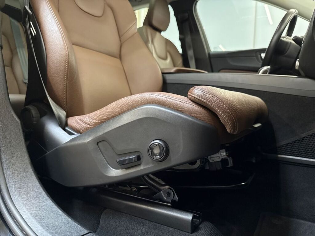 Volvo XC60 2019 Musta