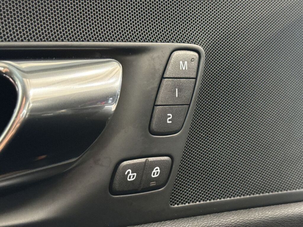 Volvo XC60 2019 Musta