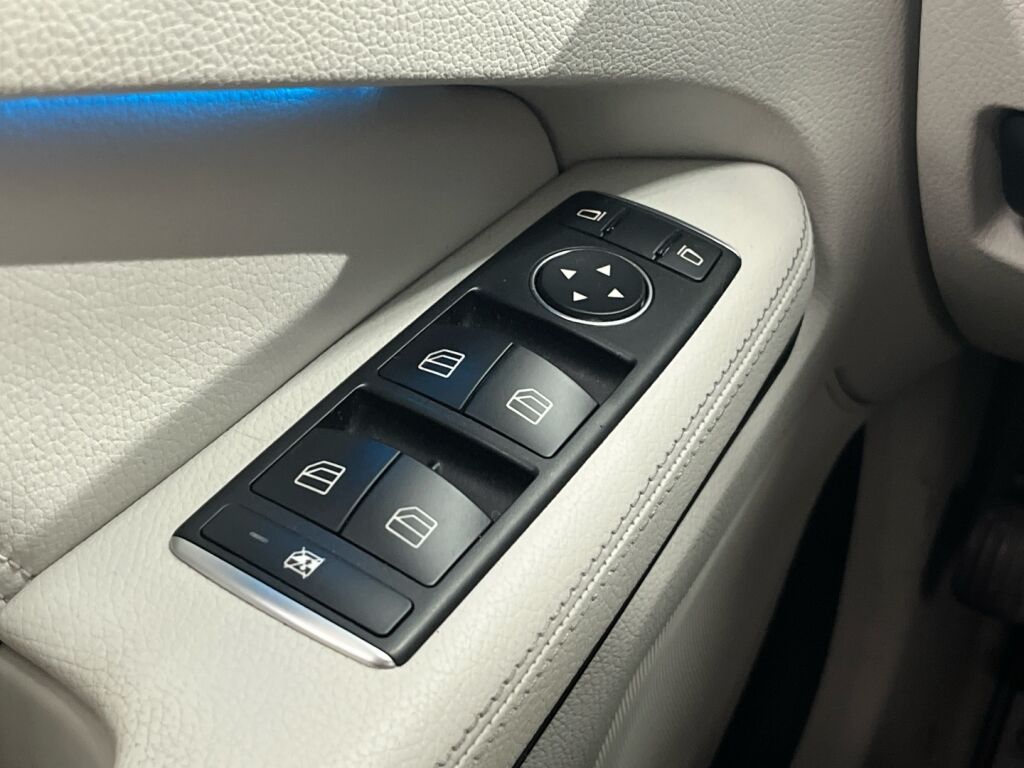 Mercedes-Benz E 2015 Sininen