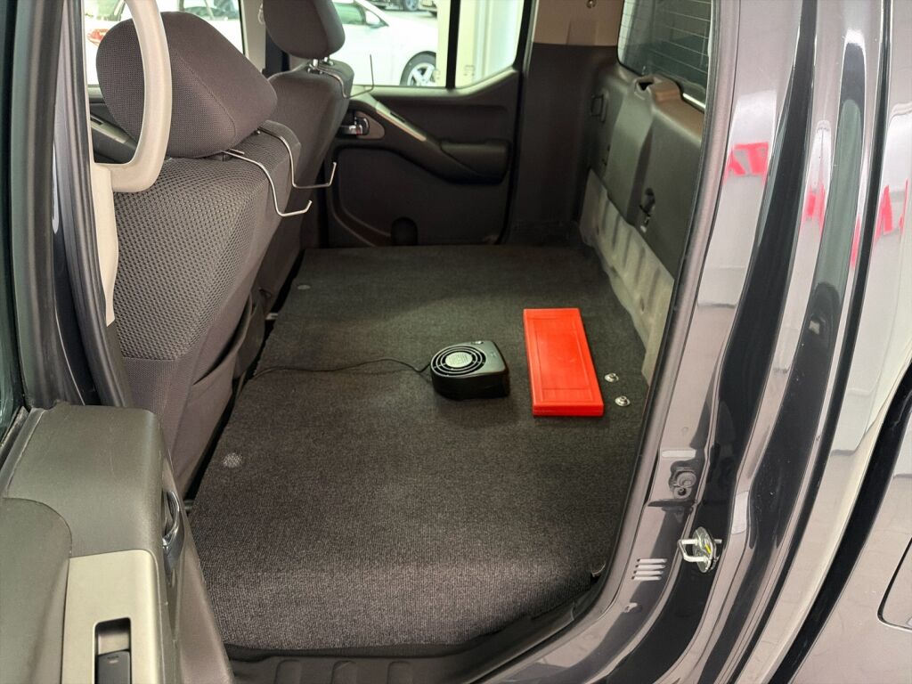 Nissan Navara 2008 Musta