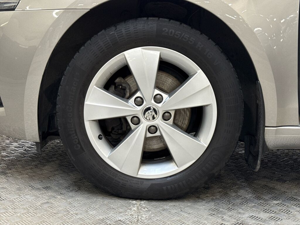 Skoda Octavia 2019 Ruskea (beige)