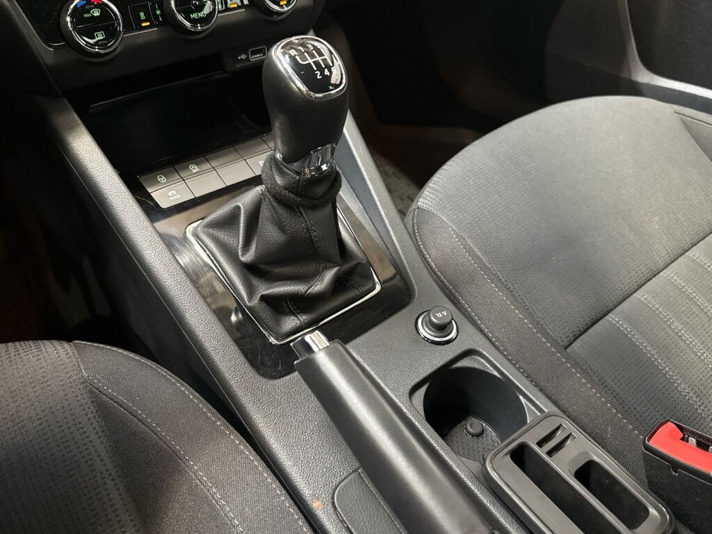 Skoda Octavia 2019 Ruskea (beige)