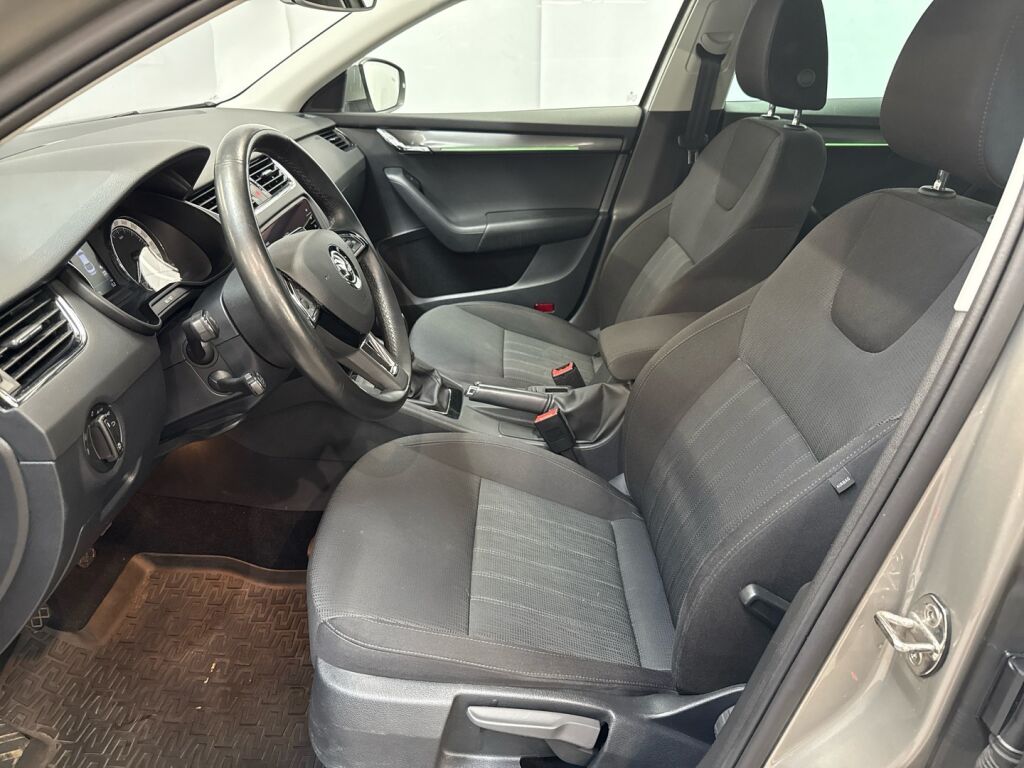 Skoda Octavia 2019 Ruskea (beige)