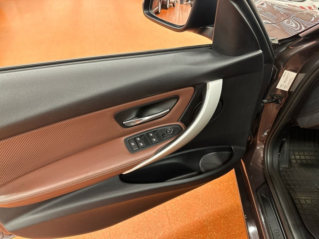 BMW 330 2013 Ruskea (beige)