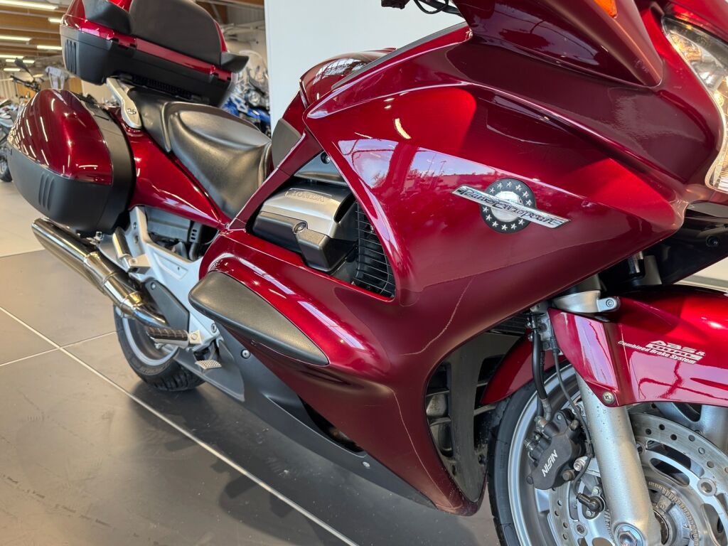 Honda ST 2005 Punainen