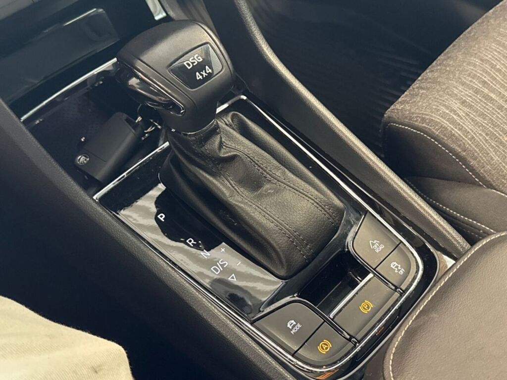 Skoda Karoq 2020 Valkoinen