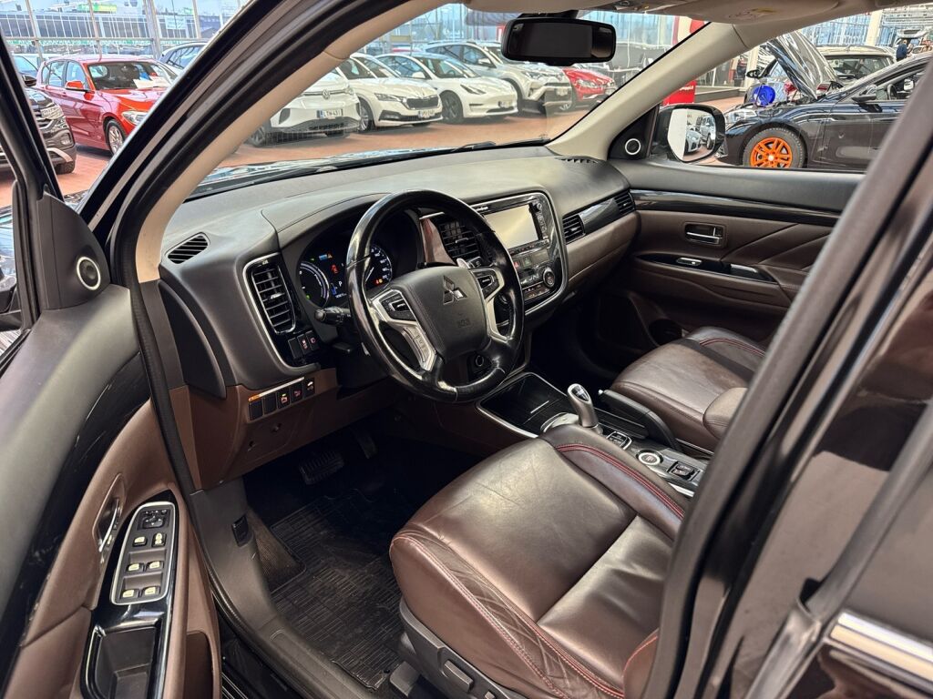 Mitsubishi Outlander PHEV 2015 Musta