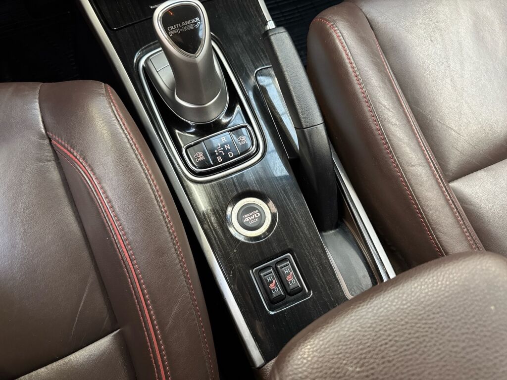 Mitsubishi Outlander PHEV 2015 Musta