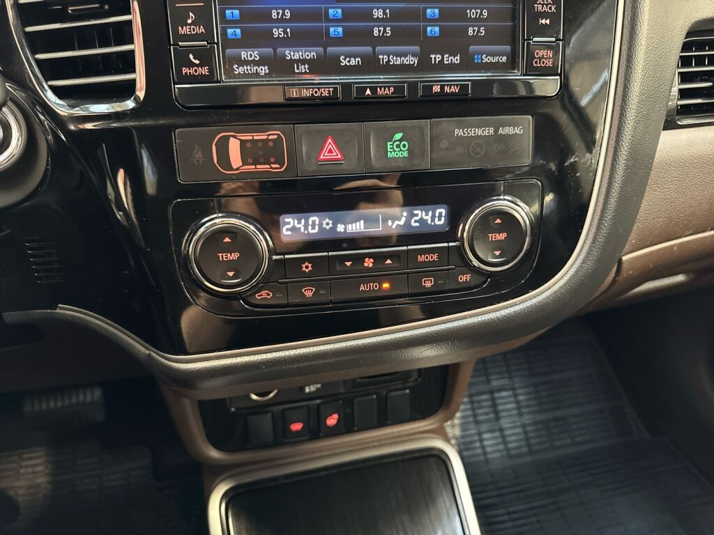 Mitsubishi Outlander PHEV 2015 Musta