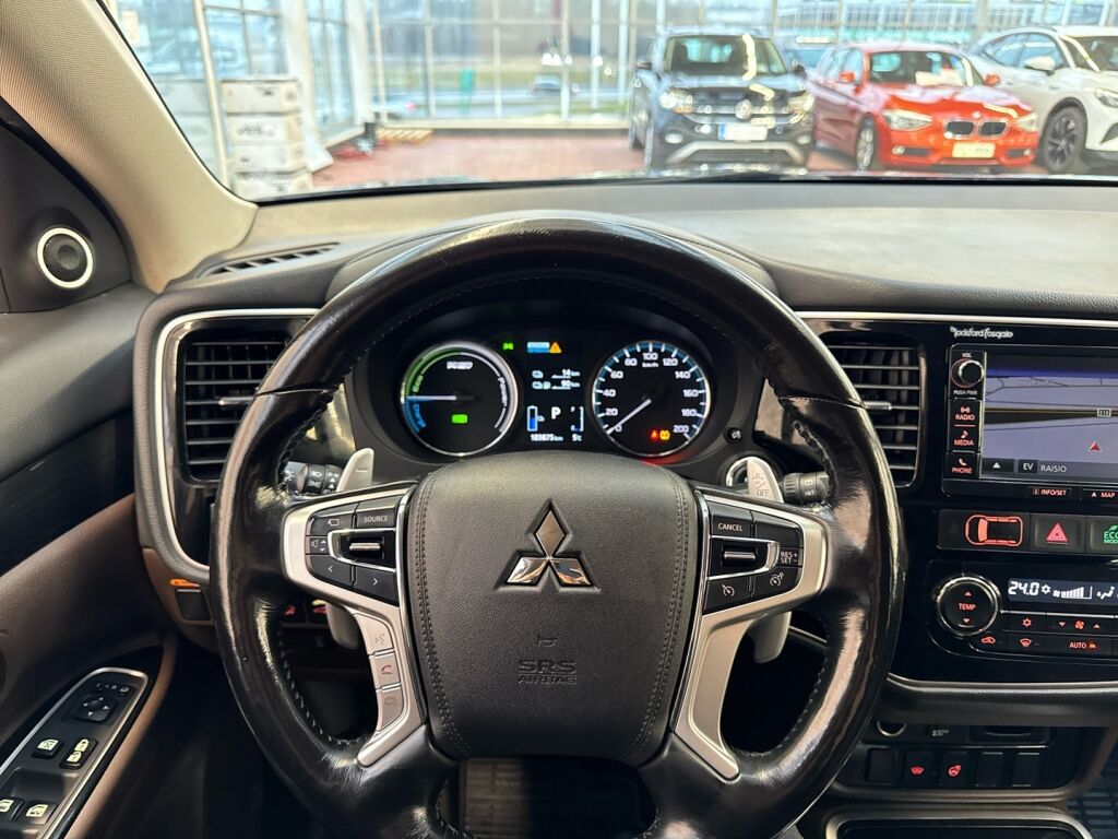 Mitsubishi Outlander PHEV 2015 Musta