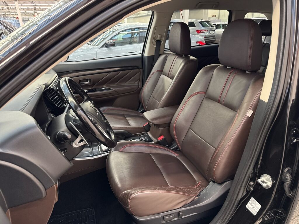 Mitsubishi Outlander PHEV 2015 Musta