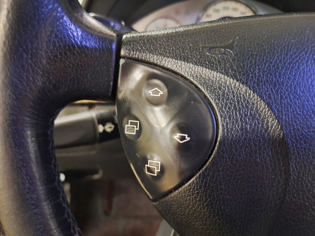 Mercedes-Benz E 2004 Harmaa