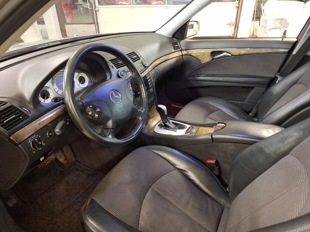 Mercedes-Benz E 2004 Harmaa