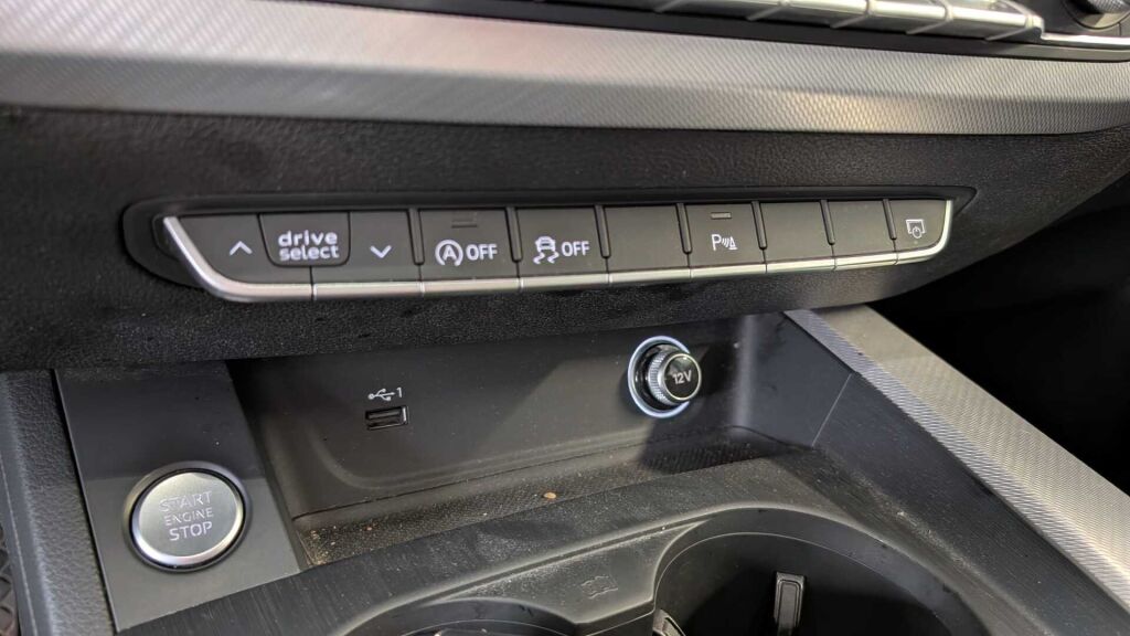 Audi A4 2019 Musta