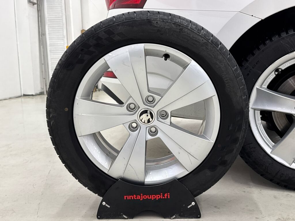 Skoda Superb 2019 Valkoinen