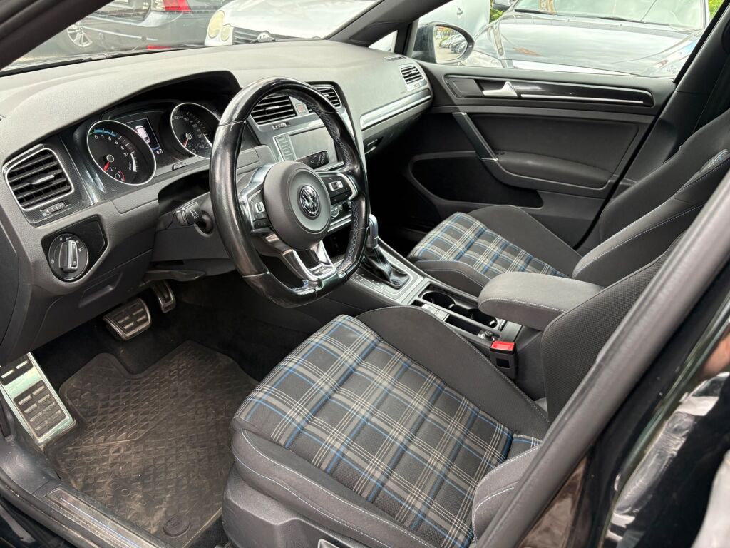 Volkswagen Golf 2017 Musta