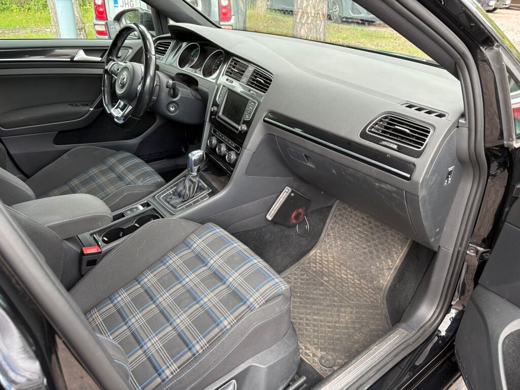 Volkswagen Golf 2017 Musta
