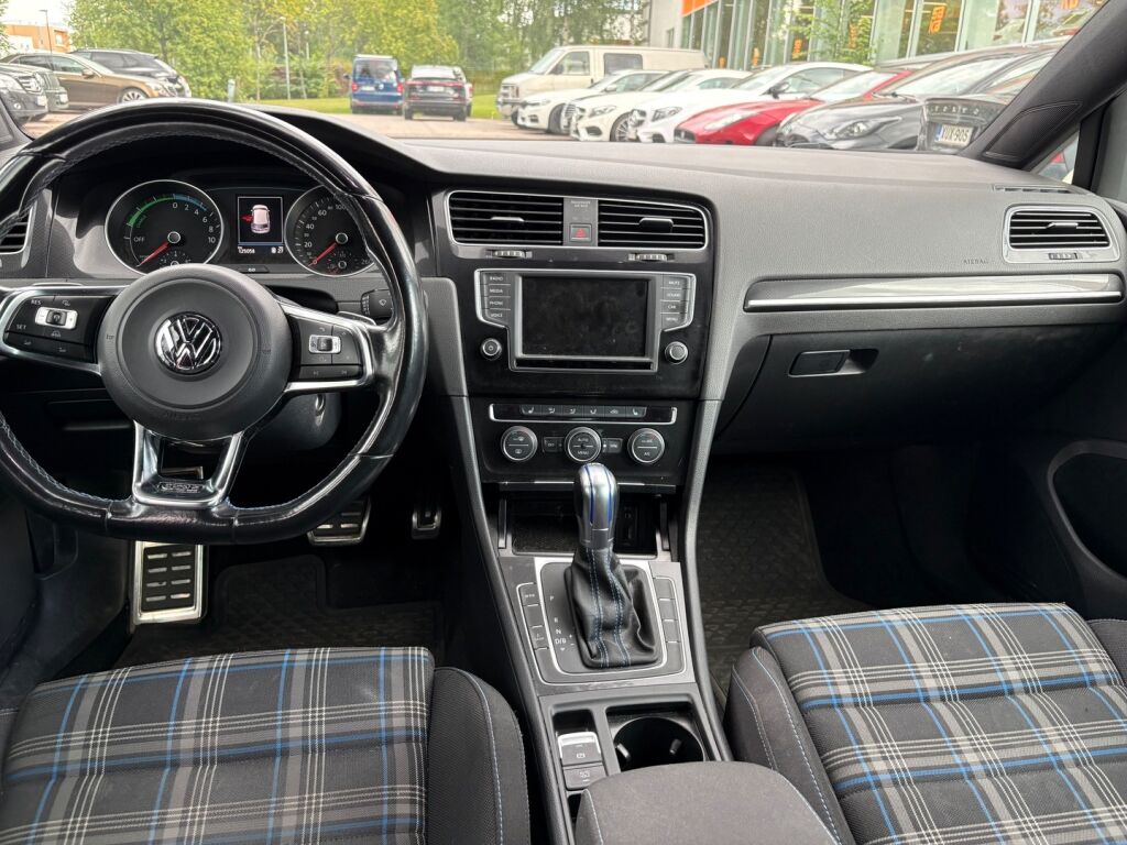 Volkswagen Golf 2017 Musta