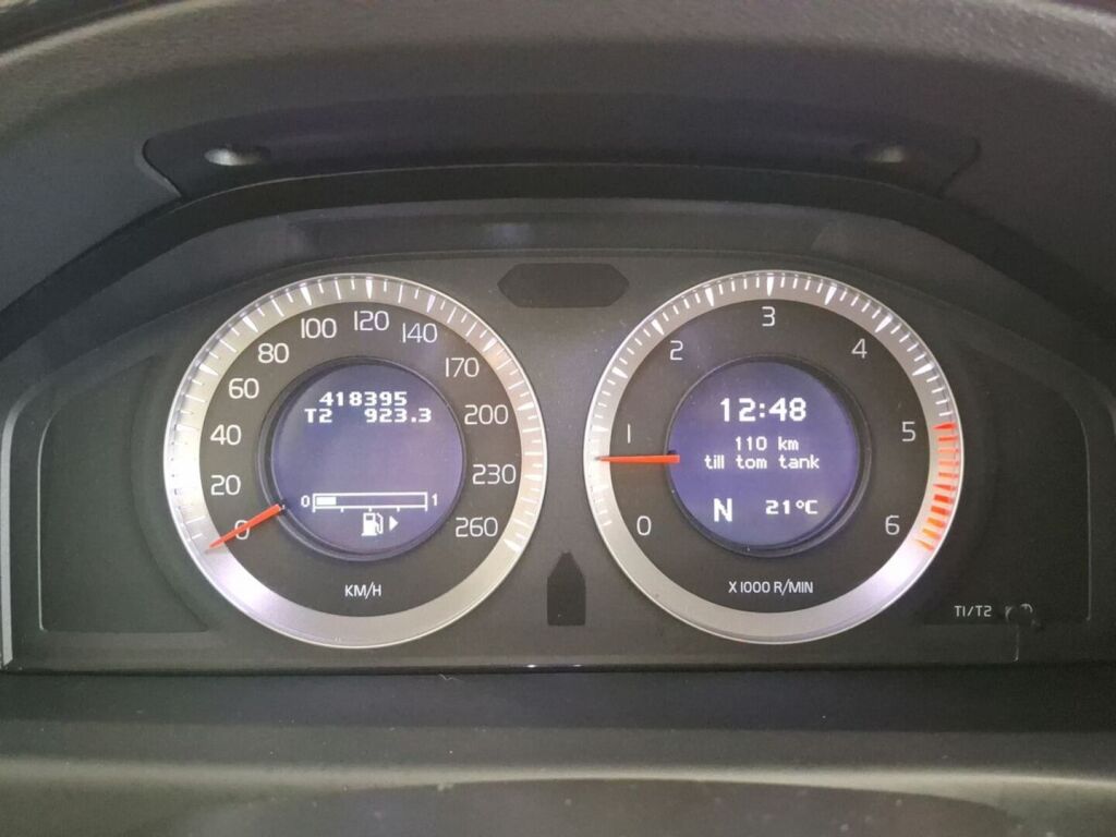 Volvo XC70 2010 Musta