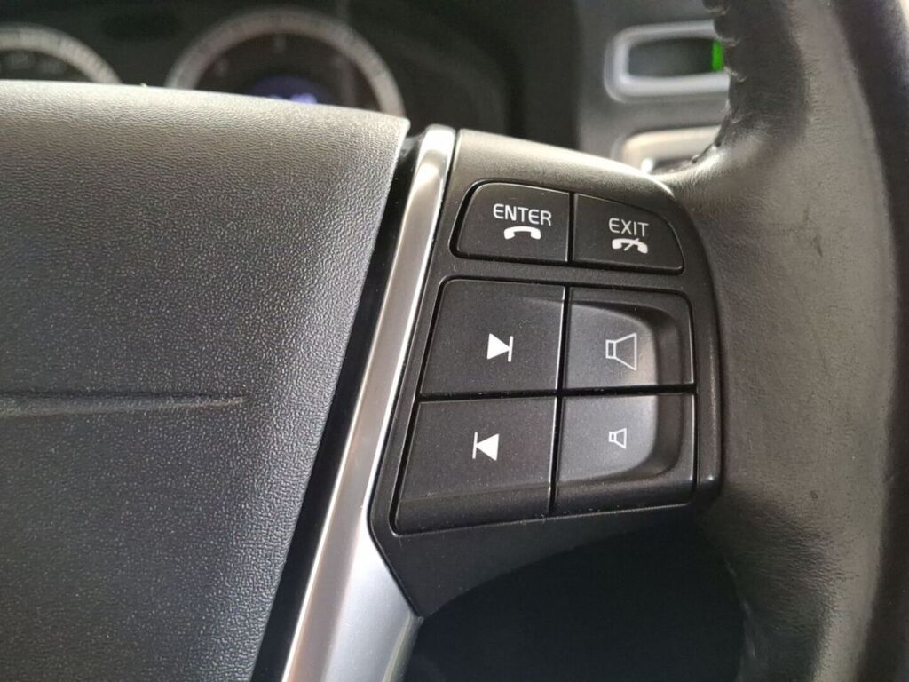 Volvo XC70 2010 Musta