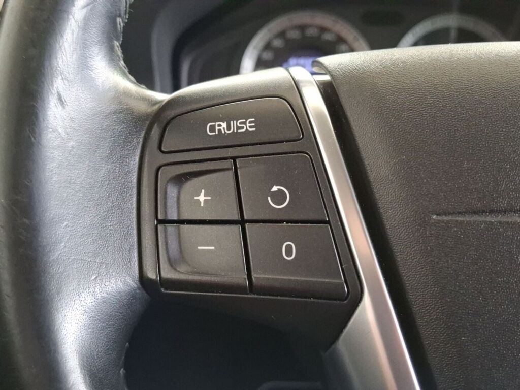 Volvo XC70 2010 Musta
