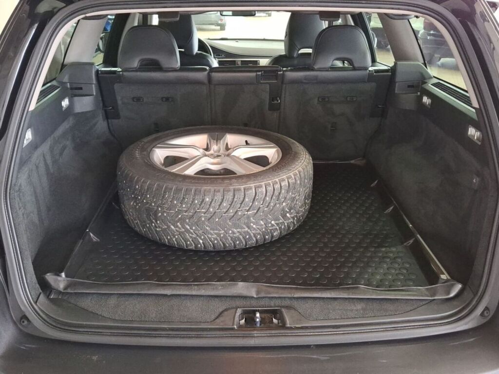 Volvo XC70 2010 Musta
