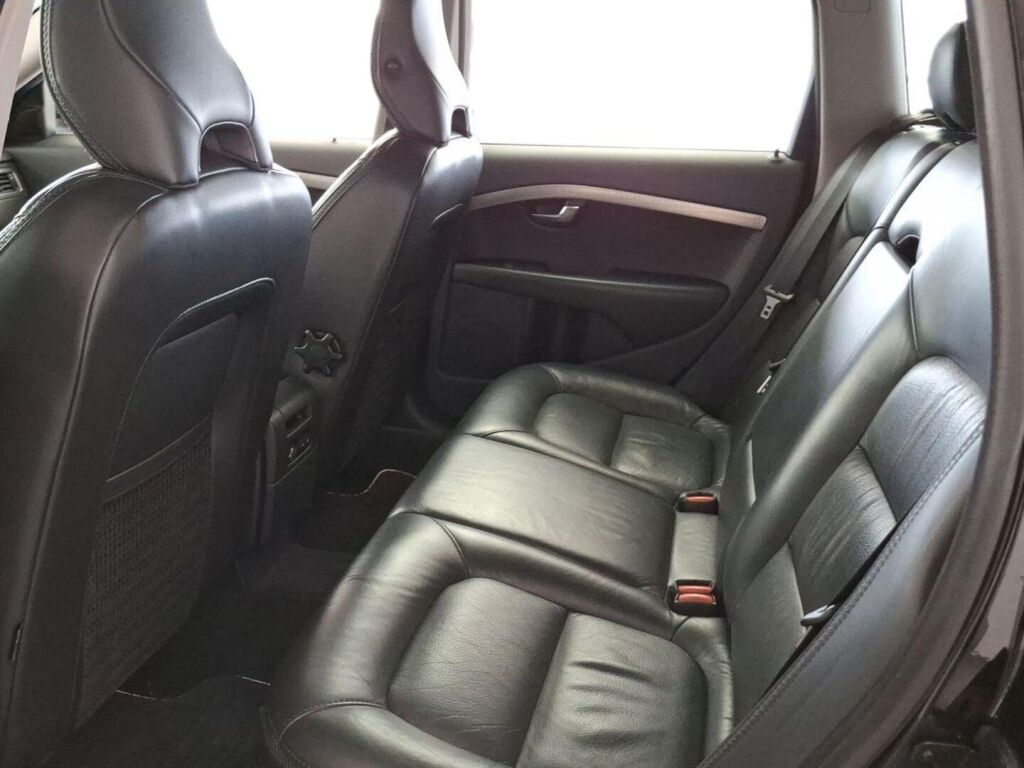 Volvo XC70 2010 Musta
