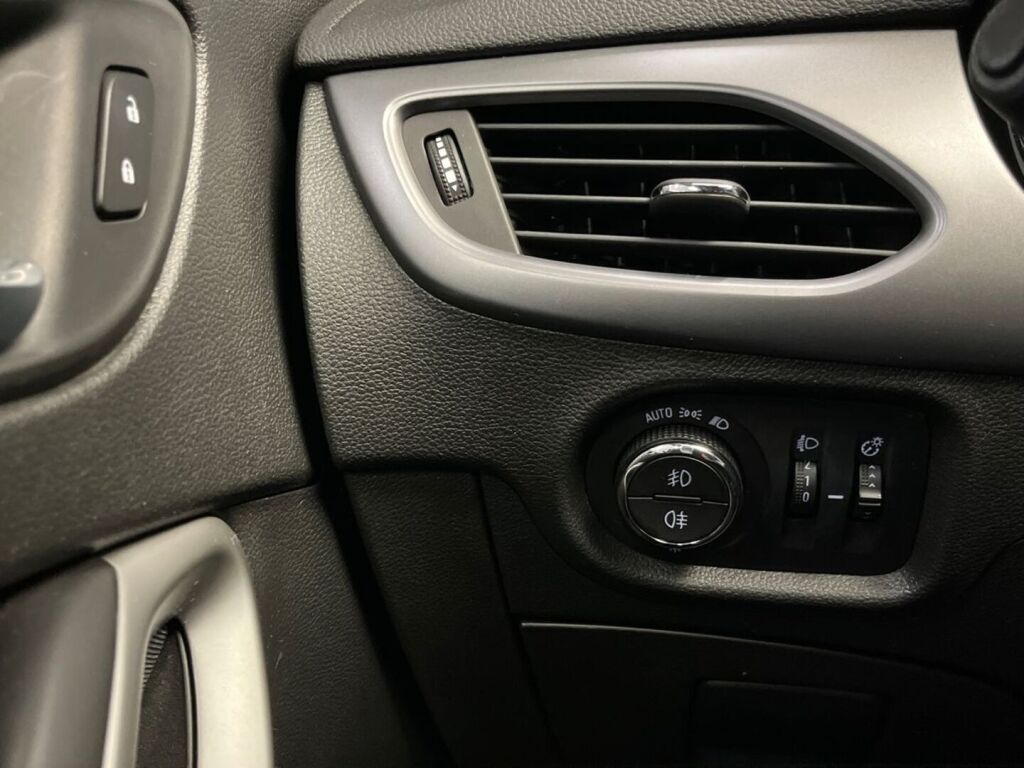Opel Astra 2019 Valkoinen