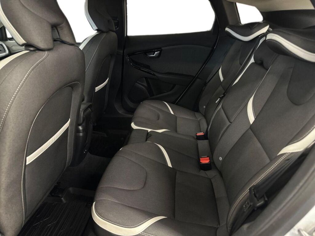 Volvo V40 2019 Valkoinen