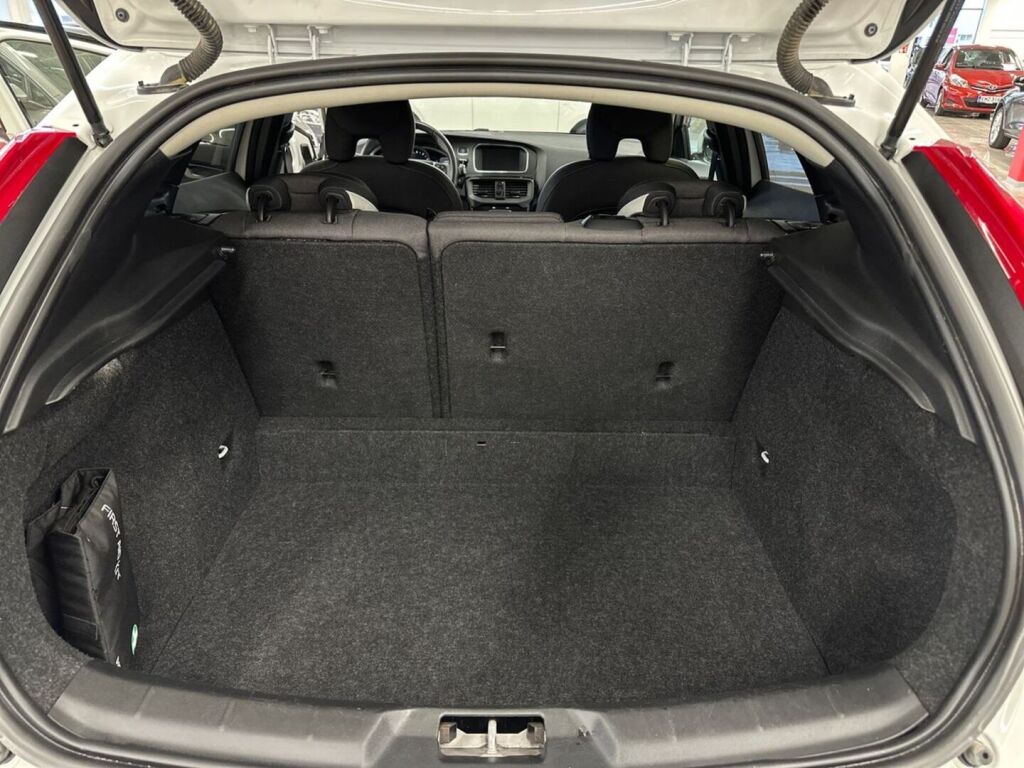 Volvo V40 2019 Valkoinen