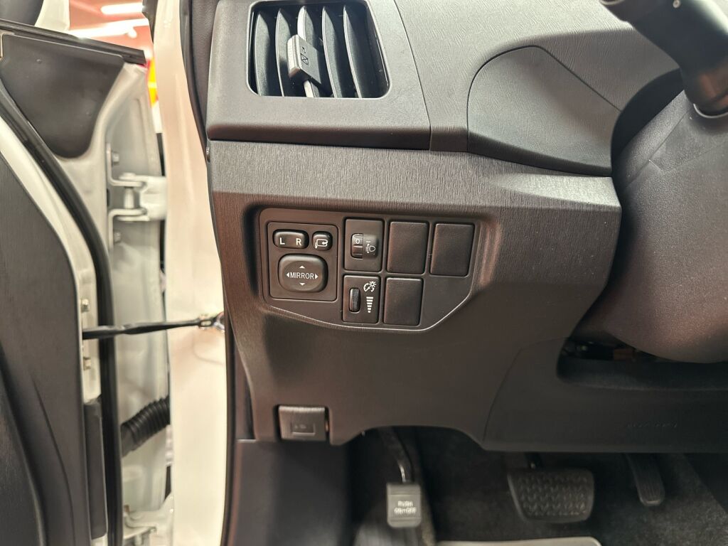 Toyota Prius Plug-in 2015 Valkoinen