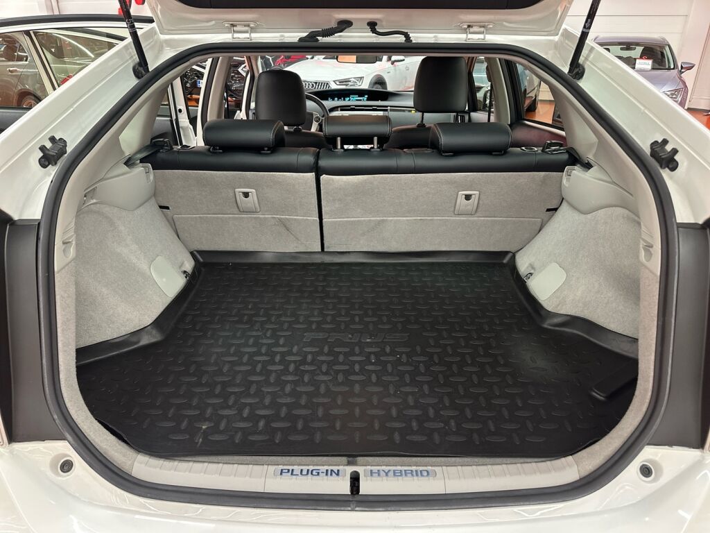 Toyota Prius Plug-in 2015 Valkoinen