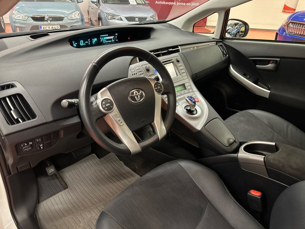 Toyota Prius Plug-in 2015 Valkoinen