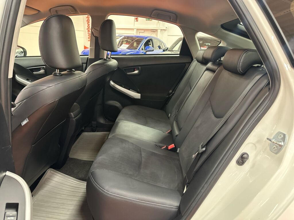 Toyota Prius Plug-in 2015 Valkoinen