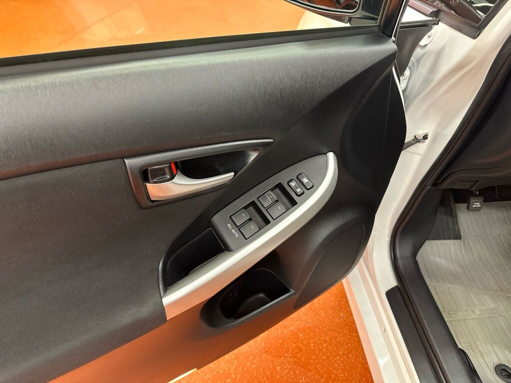 Toyota Prius Plug-in 2015 Valkoinen