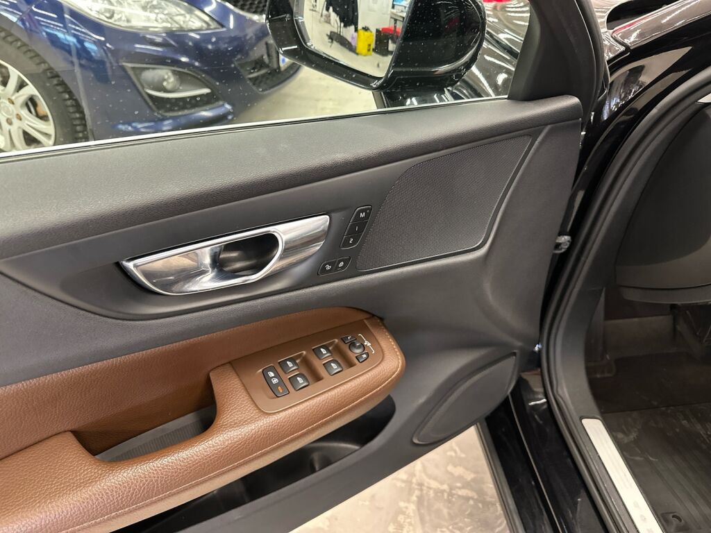 Volvo V60 2019 Musta