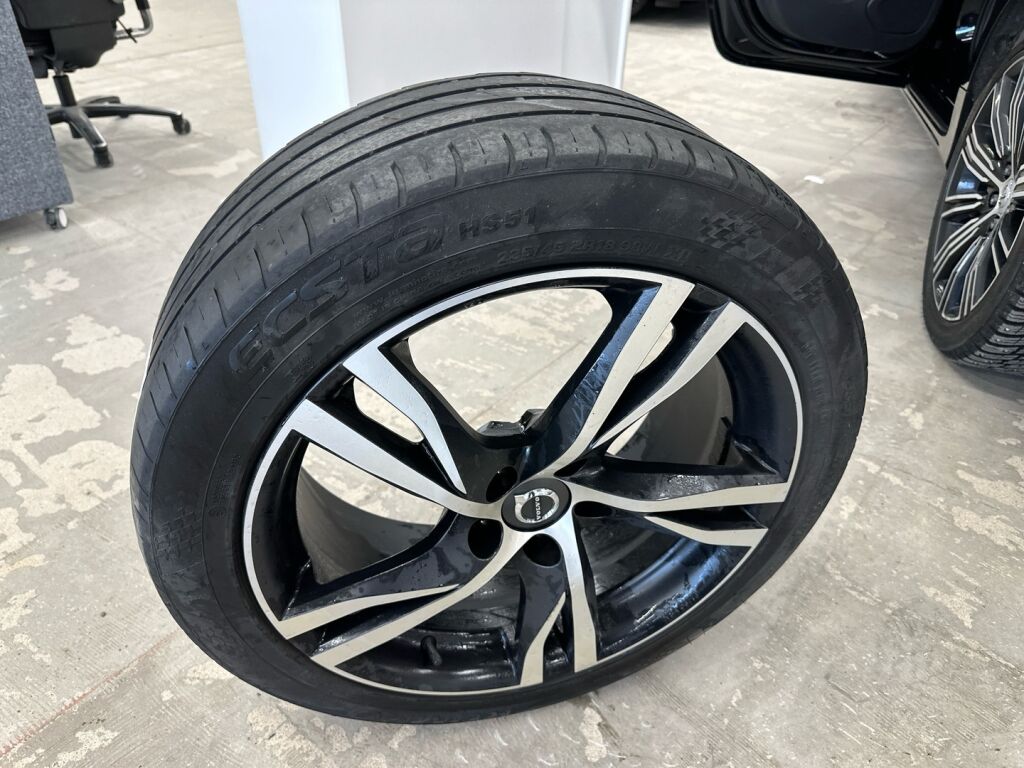 Volvo V60 2019 Musta