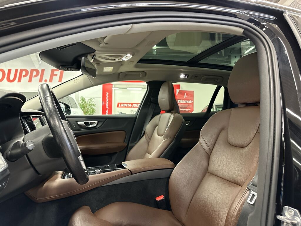 Volvo V60 2019 Musta